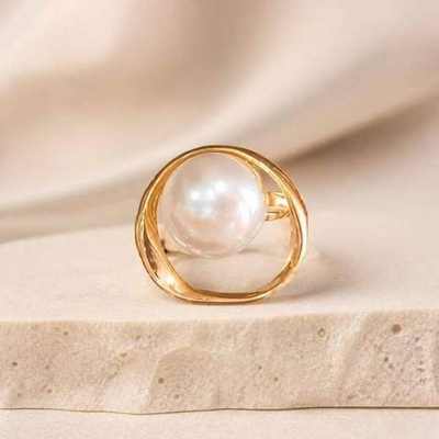 Anillo circular dorado con perla