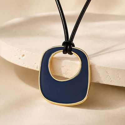 Collar de cordón negro con gran colgante azul y dorado