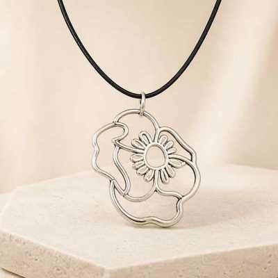 Collar con colgante de rostro abstracto
