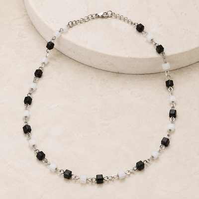 Collar plateado con cubos blancos y negros