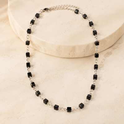Collar plateado con cubos negros