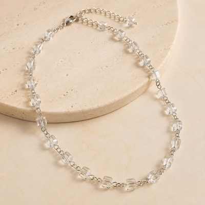 Collar plateado con cubos transparentes