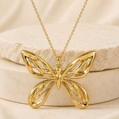 Collar con gran mariposa dorada calada
