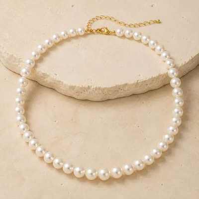 Collar clásico de perlas blancas