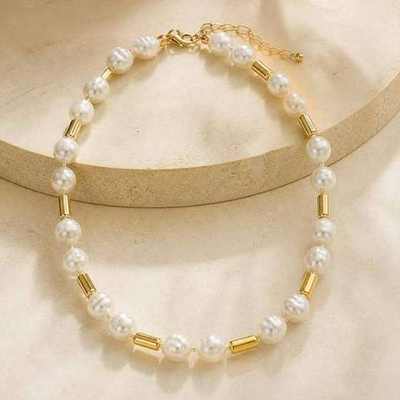 Pulsera de perlas con detalles dorados