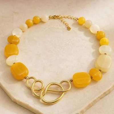 Pulsera amarilla y crema con detalle dorado