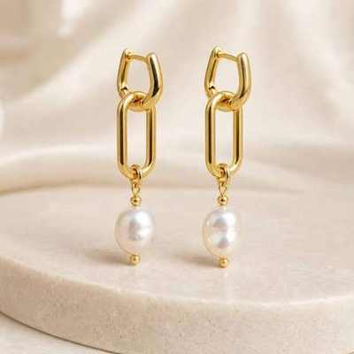 Pendientes dorados de eslabones con perlas