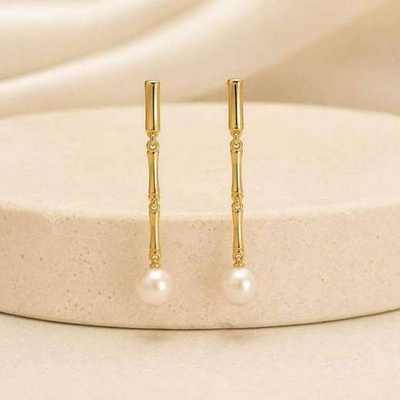 Pendientes largos dorados con perlas