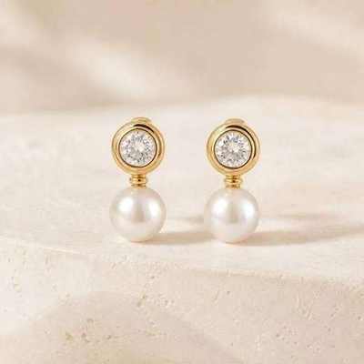 Pendientes dorados con cristal y perlas