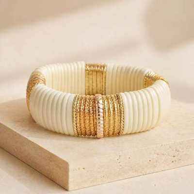 Pulsera blanca con detalles dorados