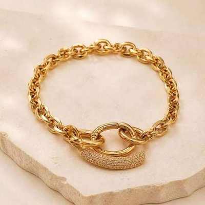 Pulsera dorada de cadena con detalle circular