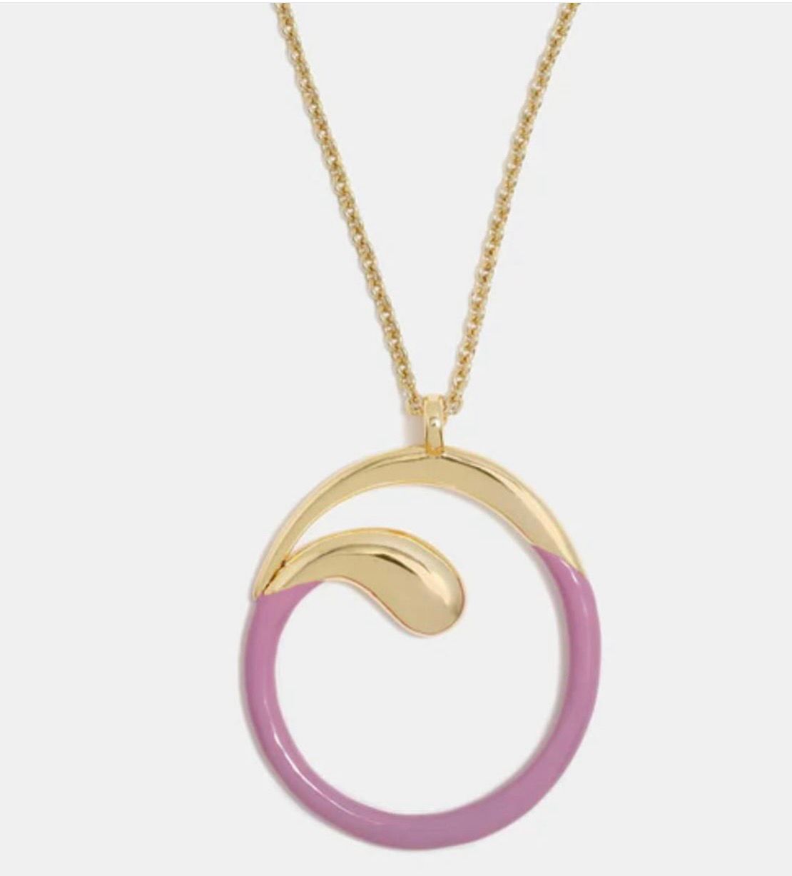 Colgante dorado con detalle rosa