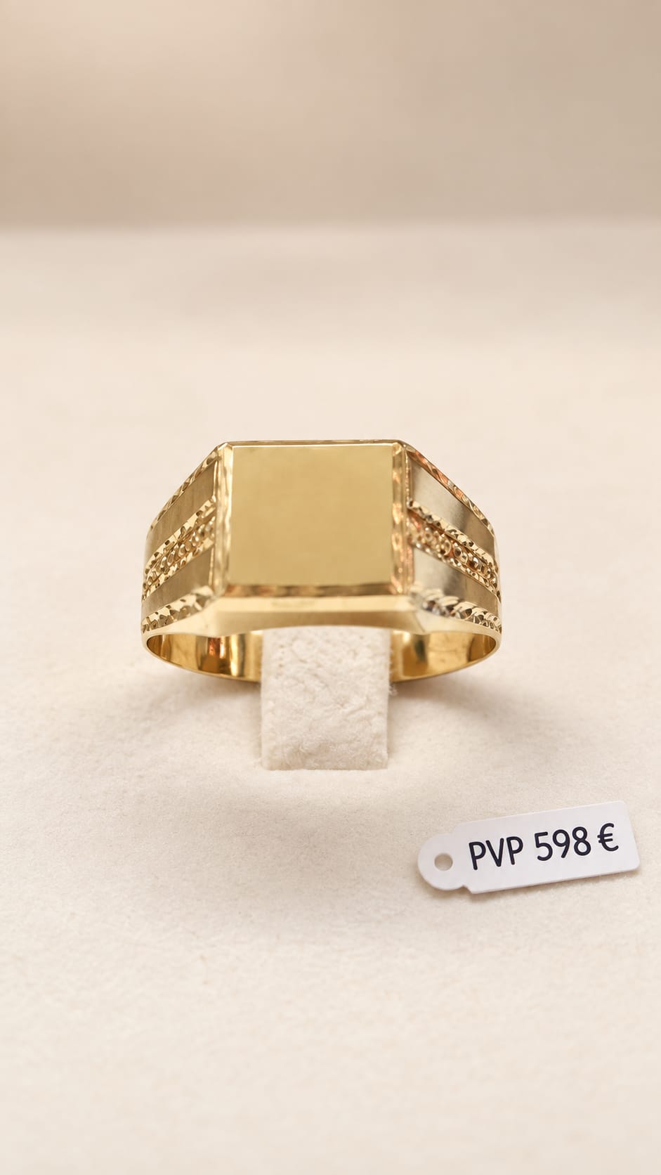 Sello de oro rectangular con laterales labrados