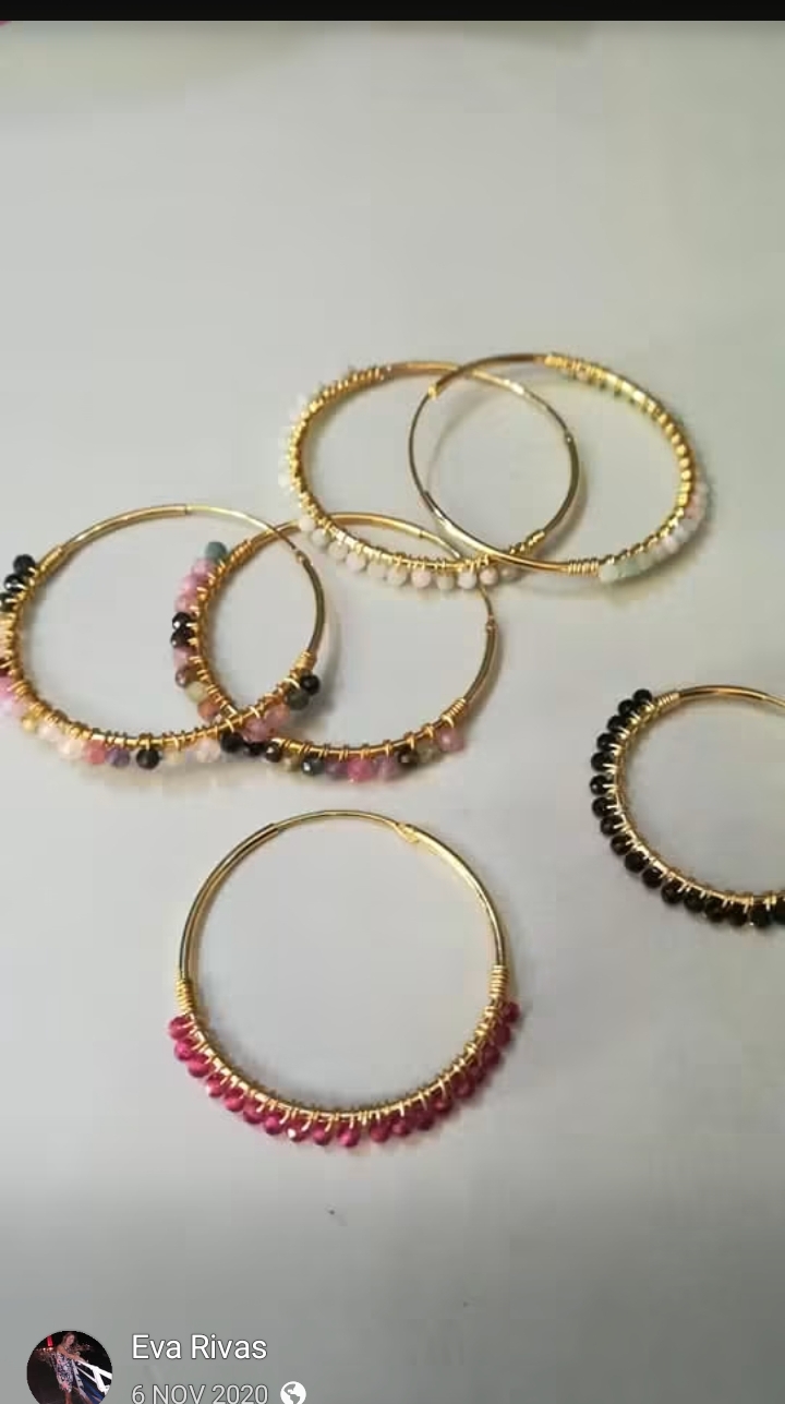Pulsera con cuentas blancas