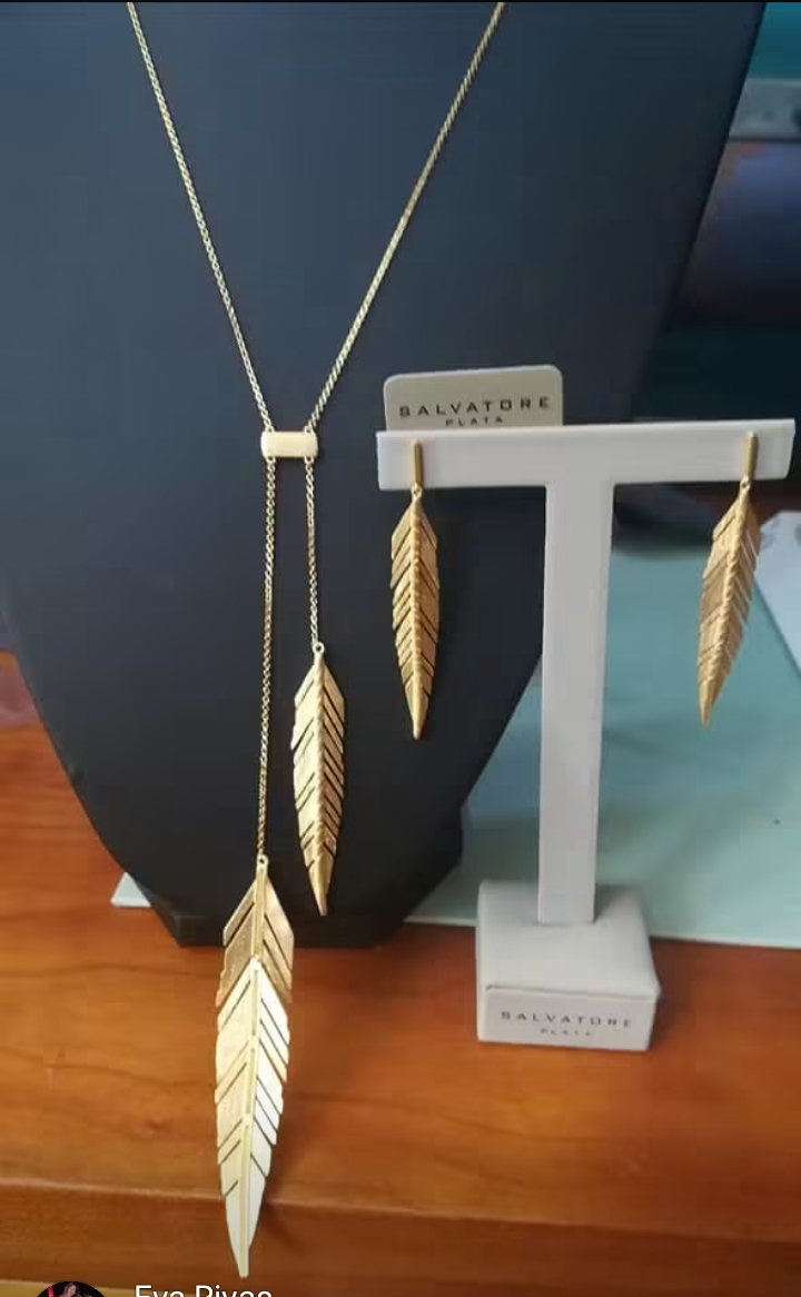 Pendientes dorados de hojas