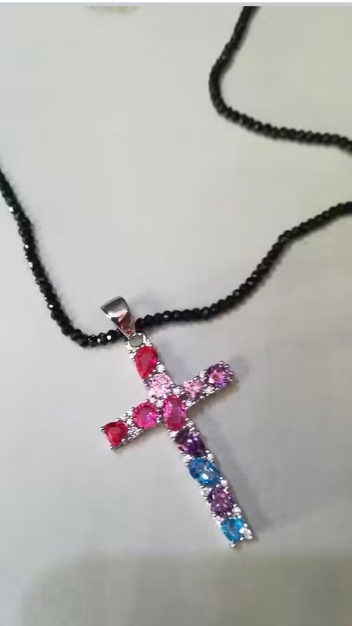 Collar con cruz multicolor