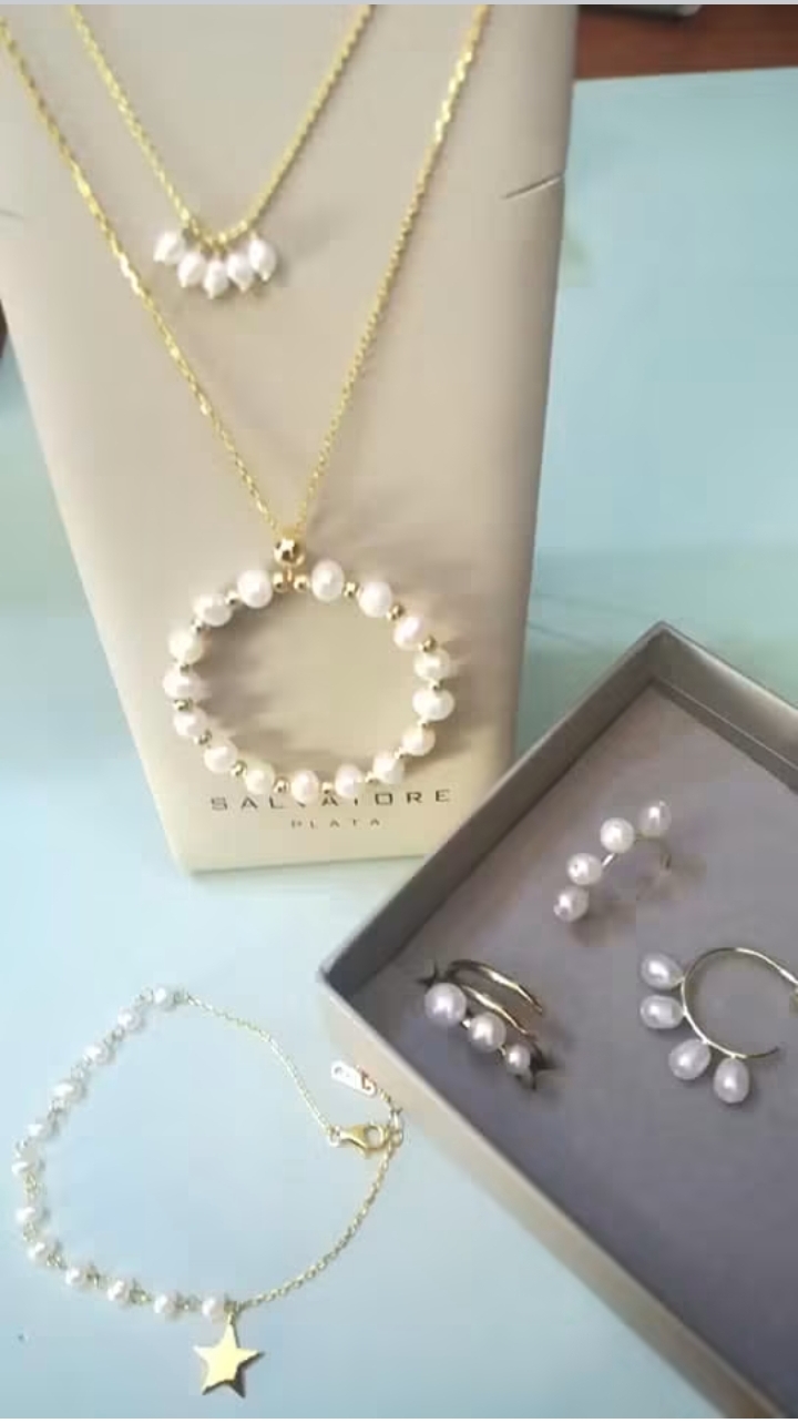 Pendientes de perlas curvos