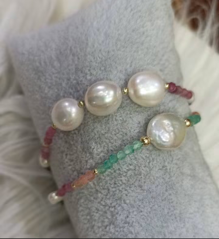 Pulsera de perlas y piedras rosas