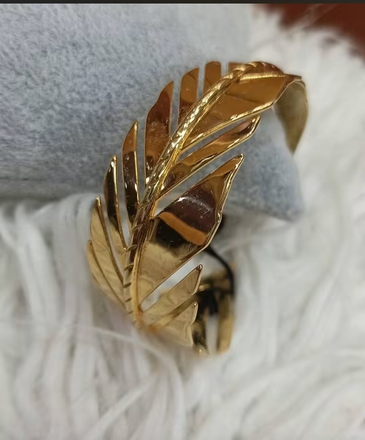 Brazalete dorado de hojas